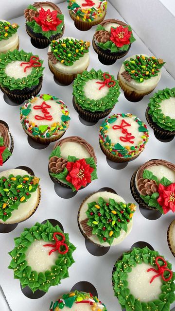 Christmas Cupcakes Designs, Christmas Decorated Cupcakes, Pretty Christmas Cupcakes, Christmas Buttercream Cupcakes, Cupcake Christmas Decorations, Christmas Theme Cupcakes, Christmas Inspired Cupcakes, Aesthetic Christmas Cupcakes, Buttercream Christmas Cake