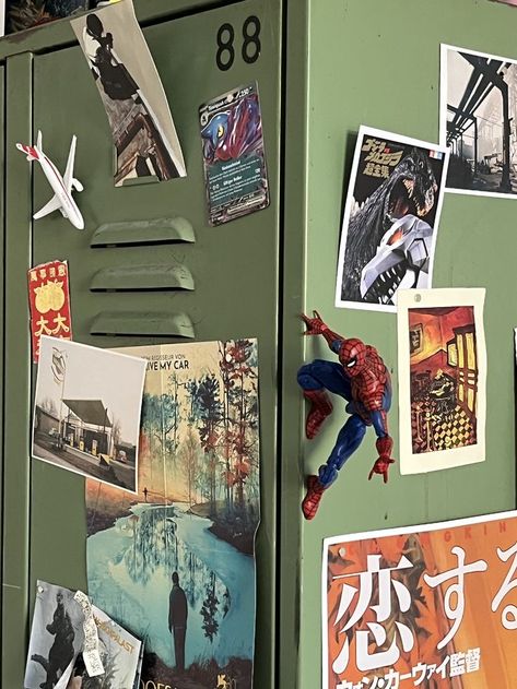 Room Ideas Marvel, Spider Man Room Aesthetic, Spiderman Room Aesthetic, Spider-man Room, Transformers Bedroom, Nerd Room Aesthetic, Spider Man Bedroom Ideas, Spider Man Room, Iron Man Room