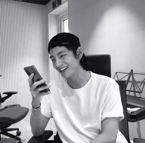 V🌟 on Twitter: "he’s so endearing ;-;… " Taehyung Live, V Smile, V Bts Wallpaper, Celebrity Look Alike, Smiles And Laughs, Kim Taehyung Wallpaper, Most Handsome Men, Celebrity Art, Daegu