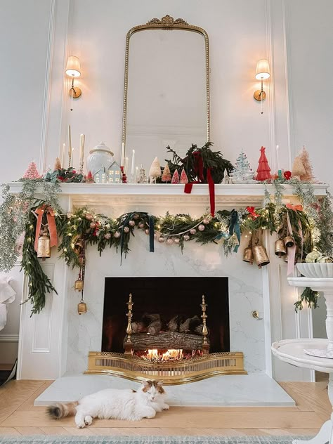 Christmas Living Room Aesthetic, Christmas Tree Styling, Christmas Mantle Decorations, Christmas Mantle Ideas, Cozy Christmas Decor, Christmas Decor Inspiration, Christmas Mantle, Christmas Decorations For The Home, Christmas Inspo