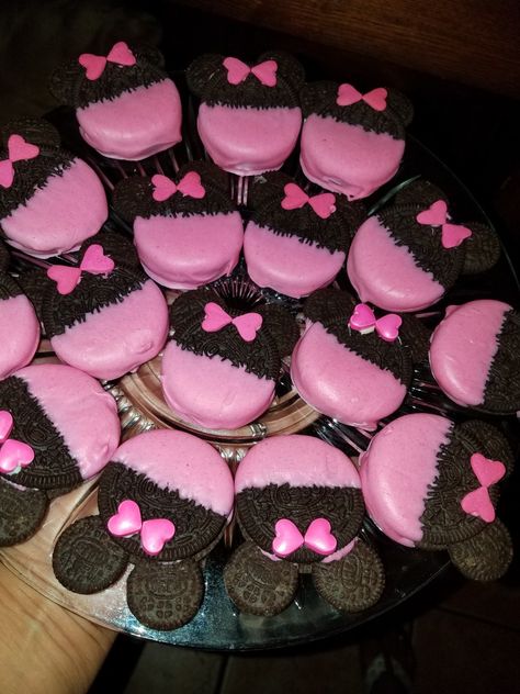 Minnie Mouse Party Treats Dessert Tables, Diy Minnie Mouse Birthday Party Ideas, Minnie Mouse 2 Cookies, Oreo Minnie Mouse Cookies, Minnie Mouse Shaped Food, Minnie Mouse Party Desserts, Minnie Mouse Veggie Tray, Pink Minnie Mouse Birthday Party Ideas, Minnie Mouse Chocolate Covered Oreos