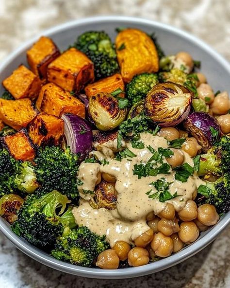 Roasted Veggie and Chickpea Bowls Chickpea Bowls, Protein Bowls, Power Bowls, Healthy Bowls, Buddha Bowls, Veggie Food, God Mat, Healthy Food Dishes, Protein Meals