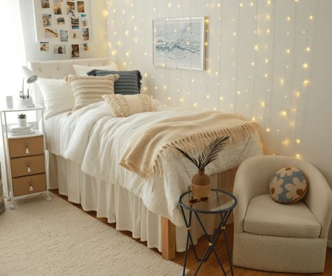 Rustic Dorm Room, Cute Dorm Room Ideas, Dorm Room Ideas For Girls, Pretty Dorm Room, College Dorm Room Ideas, Dorm Room Decor Ideas, College Dorm Room Inspiration, Cute Dorm, Cozy Dorm Room