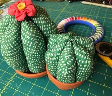 Cactus Pin Cushion Pattern, Cactus Pin Cushion, Pincushion Ideas, Cactus Pincushion, All People Quilt, Diy Pin Cushion, Felt Pincushions, Small Clay Pot, Scrap Projects