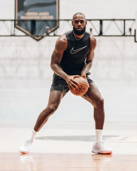 Lebron James Workout, Nike Headquarters, Lebron James And Wife, Leg Anatomy, Basketball Shooting, Basketball Photos, Jordan Outfit, Basketball Workouts, Basketball Photography