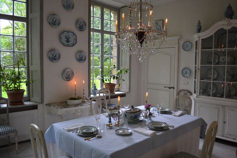 French Farmhouse Decorating, Gustavian Interiors, Belgian Pearls, Swedish Interior Design, Swedish Gustavian Style, Swedish Interiors, Dining Room French, French Country Dining, Gustavian Style