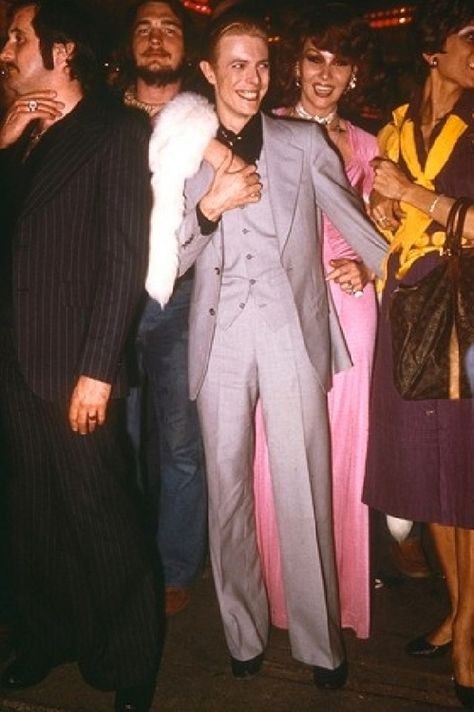 David Bowie at Studio 54 70s fashion icon suit pink dress Studio 54 Fashion, Angela Bowie, Duncan Jones, Studio 54 Party, Disco Birthday, 70s Glam, Disco Fashion, Anthony Kiedis, Disco Fever