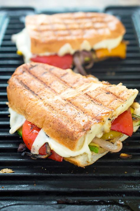 Grilled Vegetable Panini #healthy #grillpan #recipes http://greatist.com/eat/grill-pan-recipes Beef Dips, Vegetable Panini, Grilled Vegetarian, Grill Pan Recipes, Zucchini Roasted, Vegetarian Sandwiches, Sandwich Vegetarian, Recipe Sandwich, Panini Recipe