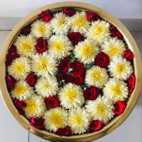 Round Flower Rangoli Design, Urli Bowl Decoration Ideas, Onam Celebration Decoration, Onam Decoration Ideas, Urli Decoration Ideas, Urli Decor, Raghavendra Swamy, Urli Bowl, Krishna Jayanthi