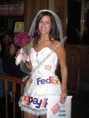 Homemade Mail Order Bride Costume Idea: I am a fan of really original and fun Halloween costumes. This year I had a pretty strict budget and I really had to get the creative juices flowing. Fedex Costume, Halloween Bride Costumes, Diy Mail, Halloween Bride, Bride Costume, Homemade Costume, Diy Halloween Costumes Easy, Homemade Costumes, Creative Costumes