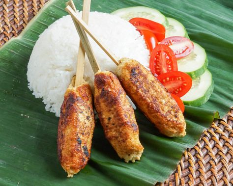 Sate Lilit Ayam (Balinese Chicken Satay) Balinese Chicken, Balinese Recipe, Sate Lilit, Balinese Food, Chicken Satay Recipe, Chicken Skewer Recipe, Kebabs On The Grill, Kabob Skewers, Indonesian Cuisine