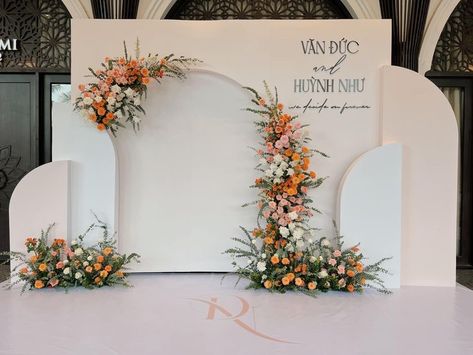 Asian Wedding Decor, Tropical Wedding Inspiration, Wedding Background Decoration, Diy Wedding Backdrop, Dream Wedding Decorations, Wedding Backdrop Design, Wedding Backdrop Decorations, Wedding Arch Flowers, Wedding Design Decoration