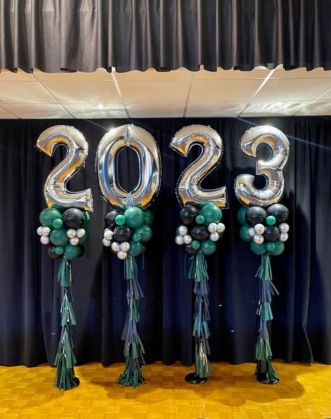 Columns w/ balloon clusters and tassels w/ foil numbers. Air-filled balloon decor. Balloon Clusters, Balloons Decoration, Graduation Balloons, Year 6, Custom Balloons, Balloon Decor, Decorations Party, Balloon Design, Balloon Decorations Party