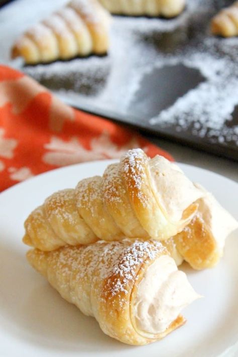 Pumpkin Cream Horns have a light and fluffy pumpkin filling. The crispy, buttery crunch of the puff pastry is fantastic! #dessert #pumpkin Puffy Pastry, Fantastic Dessert, Dessert Crepes, Dessert Pumpkin, Fall Eats, Pumpkin Filling, Cream Horns, Autumn Holiday, Simple Dessert