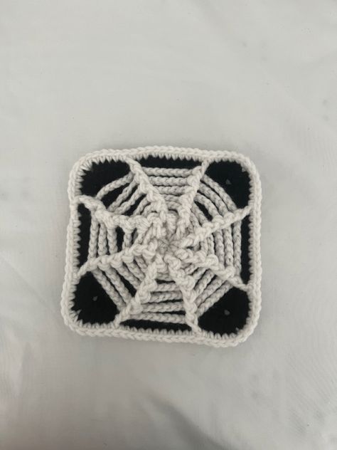 Spooky Granny Square, Halloween Granny Square, Vampire Crochet, Applique Ideas, Halloween Spider Web, Halloween Crochet, Ideas Halloween, Granny Squares, Crochet Granny