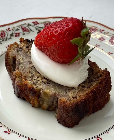 banana bread with almonds and a polish twist with a homemade sour cream and strawberry topping 🍓 by @hungrymagdalena Banana Bread Topping, Banana Cream Cake, Homemade Sour Cream, Bread Toppings, Strawberry Topping, Food Therapy, Food Is Fuel, June 30, Sweet Breakfast