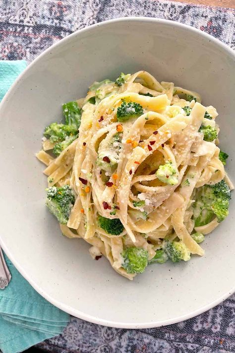 Let dinner be pasta night tonight! In our recipe for pasta with alfredo sauce and broccoli, we combine fettuccine and bright, crisp broccoli with a lush and creamy parmesan Alfredo sauce that has a hint of nutmeg. Visit Foodal now for all the delicious details. #alfredosaucerecipe #dinnerideas #foodal Fettucini Alfredo Recipe, Parmesan Alfredo Sauce, Fetuccini Alfredo, Broccoli Alfredo Pasta, Fettucini Alfredo, Pasta Con Broccoli, Recipe For Pasta, Spinach Alfredo, Pasta With Alfredo Sauce