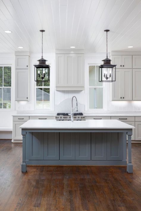 Dark Gray Island, Lantern Pendant Lights, Light Grey Kitchen Cabinets, Gray Island, Light Grey Kitchens, Light Gray Cabinets, Grey Kitchen Island, Серая Кухня, Dark Grey Kitchen