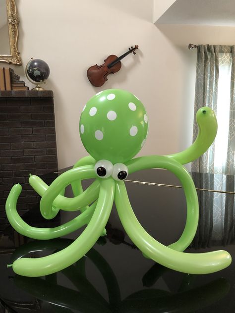 Balloon Jellyfish Diy, Squid Games Party, Teen Pool Party, Balloon Octopus, Teen Pool Parties, Baloon Art, Frog Birthday, Twisting Balloons, Baby Birthday Decorations