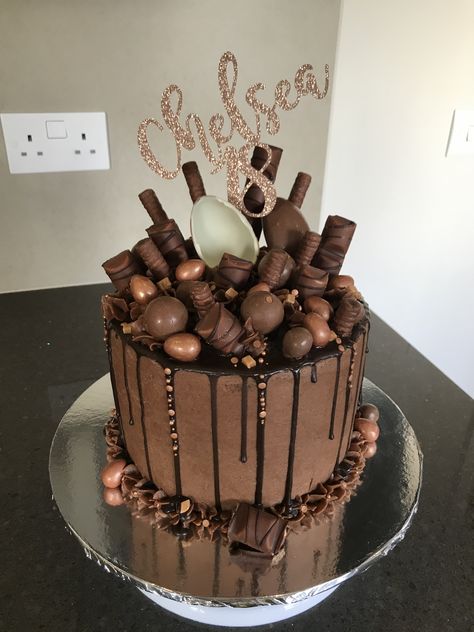 Sweet 16 Chocolate Cake Ideas, Chocolate Cake 21st Birthday, Sweet 16 Cakes Chocolate, Rose Gold Chocolate Cake, Chocolate 18th Birthday Cake Ideas, Mom Birthday Cake Chocolate, Chocolate Cake Gold Decoration, Chocolate Loaded Cake Decoration, Loaded Chocolate Cake