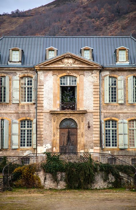 French Cottage Interior, Chateau De Gudanes, Country Decor Diy, Architecture Styles, Chateaux Interiors, English Country Decor, French Style Homes, Cottage Renovation, Georgian Era