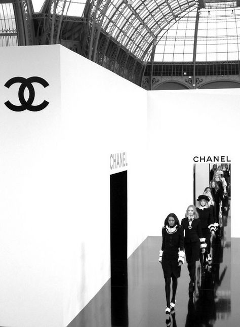 chanel lining up Chanel Runway, Model Lifestyle, Chanel Couture, French Fashion Designers, Vogue Covers, Model Aesthetic, Models Off Duty, Black N White, Classy And Fabulous