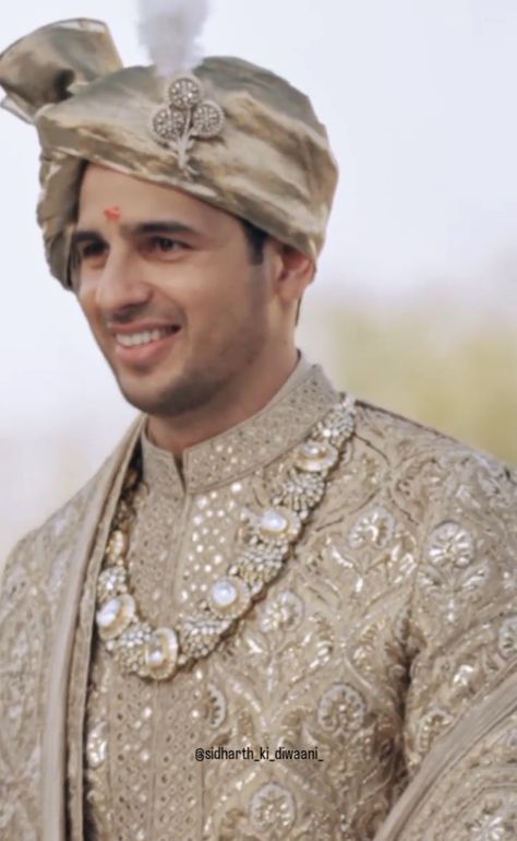 Groom Jewellery Indian Men, Indian Groom Wear Wedding Sherwani, Shiv Outfits, Groom Sherwani Indian, Best Wedding Suits For Men, Groom Jewelry, Man Dress Design, Best Wedding Suits, Siddharth Malhotra