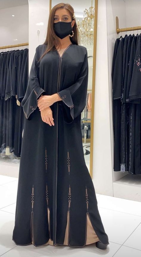 Latest Burkha Designs Black, New Abaya Style Dubai, Black Abaya Designs Dubai Style, Abaya Fashion Black, Hijabi Dubai, Abaya Designs Dubai, Arabic Abaya, Black Abaya Designs, Cotton Dresses Online