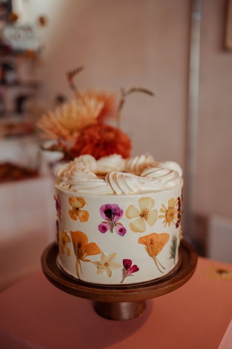 Fall Pressed Flower Cake, Pressed Flowers Wedding Cake, Fall Floral Wedding Cake, Pressed Flower Wedding Cake, Poppy Wedding Cake, Wedding Cake Orange, Pressed Flower Cake, Fall Solstice, Pressed Flower Wedding