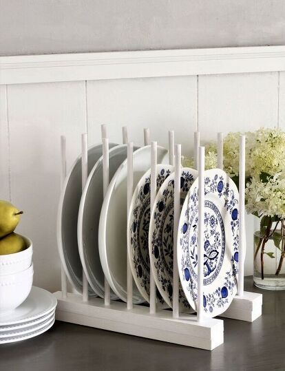 Display pretty plates or easy access for every day ones with this simple DIY Wood Plate Rack! Display pretty plates with this wood plate rack and spray paint that Amazon reviewers swear by! Do you need extra storage? Or maybe your tired of going in and out of your kitchen cabinets to grab your every day dishes like I was. Whatever the reason this basic wood plate rack is the perfect solution! To create this simple plate rack you won't need a lot of materials. You can find the f… Wood Plate Rack, Diy Plate Rack, Dish Display, Kitchen Desks, Pot Rack Hanging, Plate Rack, Funky Junk Interiors, Open Kitchen Shelves, Wood Plate