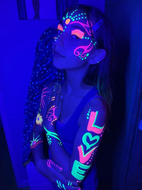 Glow Body Paint — Vita Perfetta Glow In The Dark Makeup Look, Neon Body Painting Acrylic, Glow In The Dark Body Painting, Uv Makeup Ideas, Neon Body Art, Neon Body Painting, Neon Makeup Looks, Glow Face Paint, Uv Face Paint