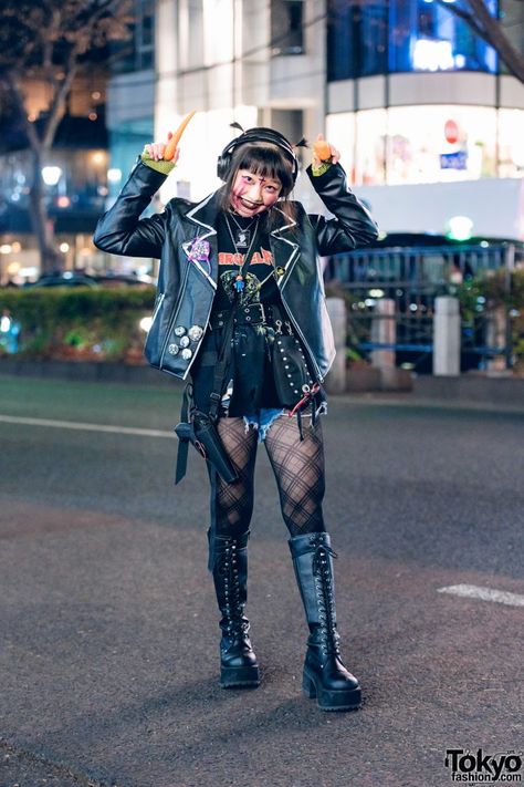 Black Gothic Streetwear Style in Harajuku – Tokyo Fashion News Girl Street Style, Harajuku Girl, Demonia Boots, Black Leather Motorcycle Jacket, Neo Tokyo, Chinese Fashion Street, Harajuku Girls, Metal T Shirts, Fringe Leather Jacket