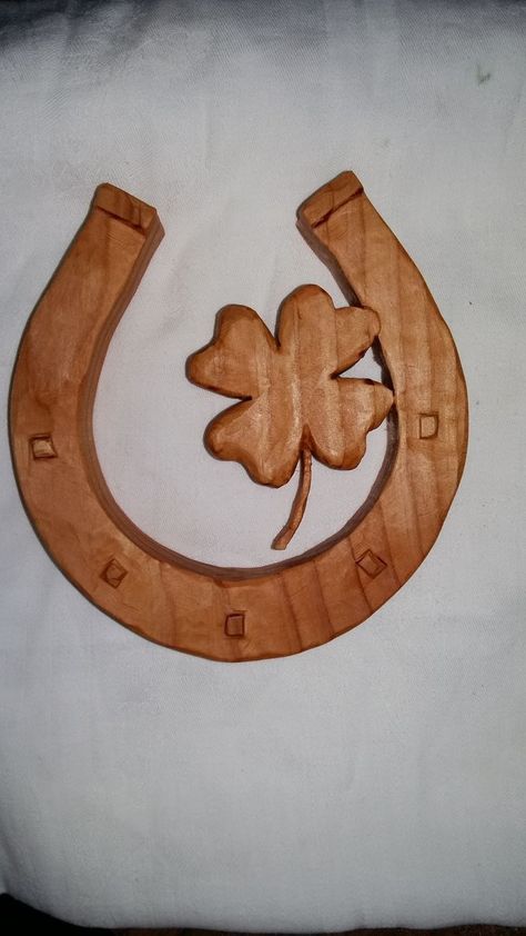 Saint Patricks Day Art, Horseshoe Crafts Projects, Scrap Wood Crafts, Wood Art Projects, Horseshoe Crafts, Diy Wooden Projects, Gourds Crafts, Vase Crafts, Wood Worker