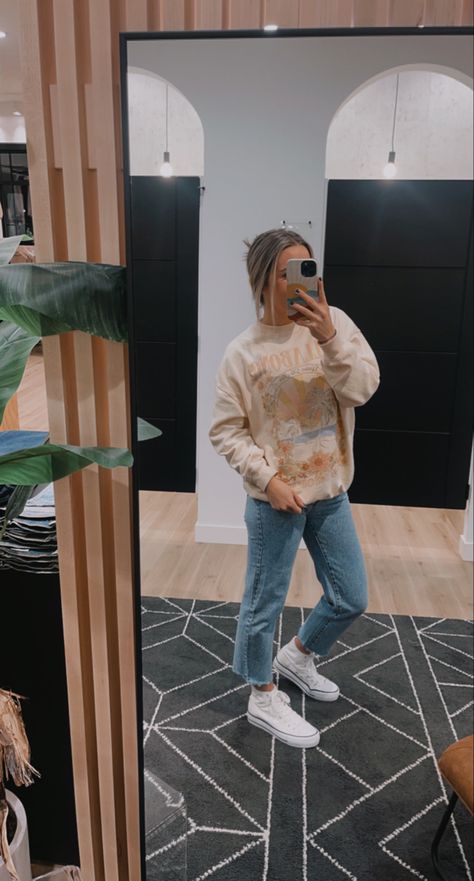 Casual Crewneck Outfit, How To Style White High Top Converse, Jeans And White Converse Outfit, White High Top Converse Outfit Fall, Jean Converse Outfit, Converse Mid Tops Outfit, Crew Neck Outfit Ideas, Girls Converse Outfit, White Converse Outfit Spring