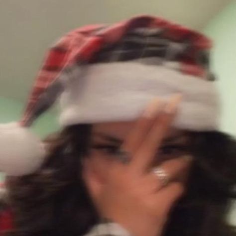 Christmas Lights Photoshoot, Snapchat Filters Selfie, Hat Aesthetic, Girl Gang Aesthetic, Girl With Brown Hair, Swag Girl Style, Mask Girl, Instagram Christmas, Girl Swag