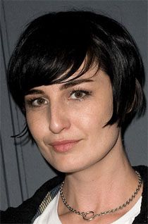 Erin O Connor makes the most of her gorgeous cheekbones with this stylish short bob. Cheekbone Length Bob, Dramatic Accessories, Very Short Bob, Hair Pics, Short Bobs, Layered Bobs, Pale Girl, Jet Black Hair, Woman Hair