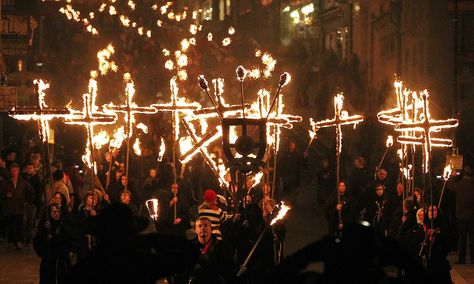 Well, that's one way of staying warm: Torchbearers light up Lewes in anti-papist… Burnt At The Stake, Lewes England, The Fifth Of November, Guy Fawkes Night, Gunpowder Plot, Uk History, Guy Fawkes, Texture Graphic Design, Bonfire Night