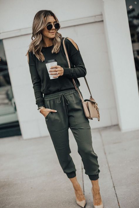 Joggers paired with heels #trendy #fashionista Athleta Joggers Outfit, Joggers Outfit Fall, Green Joggers Outfit, Clothes Checklist, Jogger Verde, Outfit Jogger, Outfit Jogging, Joggers Outfit Women, Sweatpants Outfits