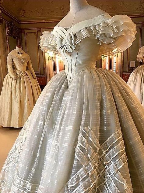 1860s Ballgown, Victorian Ballgown, Victorian Ball Gowns, White Ball Gown, 1860s Dresses, Movie Cosplay, Victorian Era Fashion, Wedding Dress Evening, White Ball Gowns