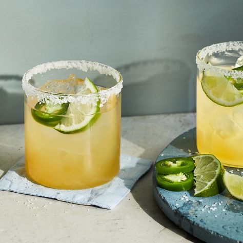 Lemon Lime Margarita, Spicy Margarita Recipe, Mezcal Margarita, Spicy Cocktail, Jalapeno Margarita, Lemon Bowl, Lime Margarita, Mango Margarita, Frozen Margaritas