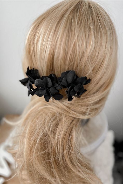 Dark Hair Accessories, Gothic Wedding Ceremony, Black Gothic Wedding, Moody Halloween, Gothic Wedding Theme, Halloween Bride, Preserved Hydrangea, Gothic Bride, Dried Flowers Wedding