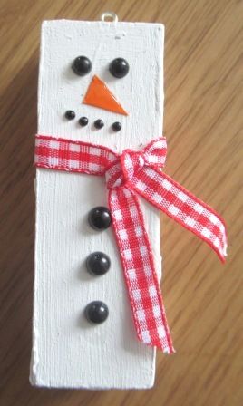 Jenga Block Snowman, Jenga Snowman, Jenga Ornaments, Block Snowman, Jenga Blocks, Snowman Christmas Tree, Diy Dollar Store Crafts, Snowman Crafts, Classroom Crafts