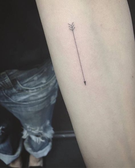 Single needle arrow tattoo on the inner forearm. Arrow Tattoos For Women, Small Arrow Tattoos, Targaryen Tattoo, Arrow Tattoo Design, Herz Tattoo, Dragon Tattoo For Women, Anklet Tattoos, Bff Tattoos, Cute Small Tattoos