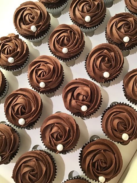 Chocolate cupcakes Chocolate Cupcakes Decoration, Cake Cup, Cupcake Decorating Tips, Cupcake Decor, Cupcake Gift, Velvet Cupcakes, Cupcake Decorating, Red Velvet Cupcakes, Cupcake Ideas