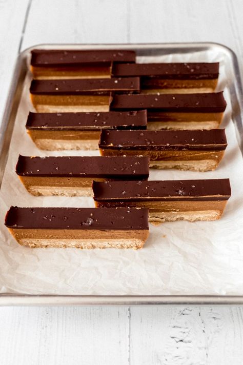 Almond Flour Twix Bars, Healthy Twix Bars With Dates, No Bake Twix Bars, Healthy Twix Cups, Healthy Candy Alternatives, Twix Bars Recipe, Cheap Treats, Healthy Twix Bars, Peanut Butter Twix