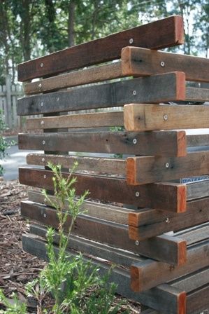 Would love this to hide the AC outside or even the trash cans! Pallet Fence Ideas, Wood Pallet Fence, Fence Gates, Ideas For Backyard, Pallet Fence, Recycle Timber, Sustainable Landscaping, Horizontal Fence, Painted Patio