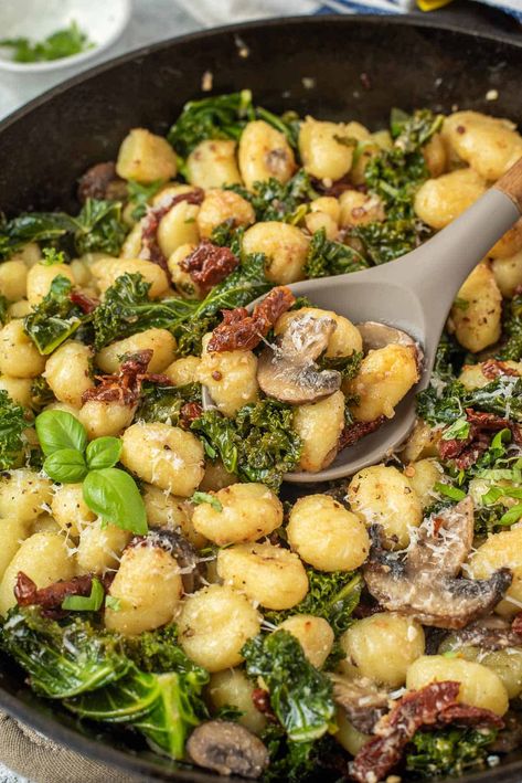 Try one pan gnocchi with kale, sun-dried tomatoes, and mushrooms for a truly delicious vegetarian entree or filling side dish. Ready in just 20 minutes! Tomato Side Dishes, Vegetarian Entree, Ground Turkey Pasta, Spicy Chili Recipe, Gnocchi Dishes, Homemade Gnocchi, Meatless Main Dishes, Kale Recipes, Vegetarian Entrees