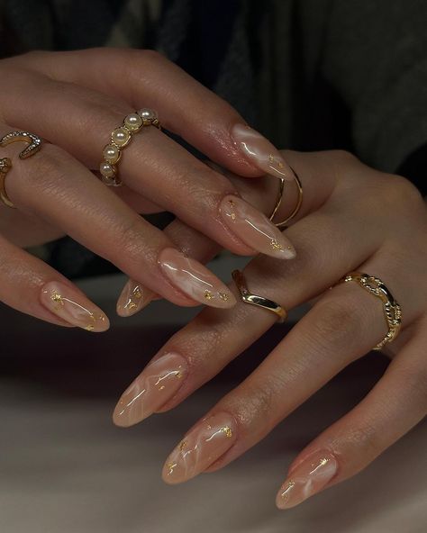 Neutral Nail Inspo Almond Shape, Oval Gold Nails, Nails For Gold Jewelry, Gold Details Nails, Graduation Nails Gold, Gold Neutral Nails, Gold And Cream Nails, Gold Classy Nails, Clear And Gold Nails