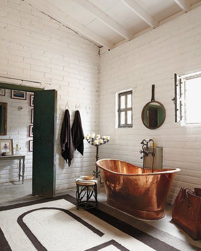 The metallic design trend is very big this season and you can easily incorporate it various deco objects for your living room, kitchen or bedroom. But what about your bathroom? We are used to a classi Bathroom Vibes, Copper Bathtub, Copper Tub, Bad Design, Design Del Prodotto, Dream Decor, Beautiful Bathrooms, Design Layout, Home Fashion