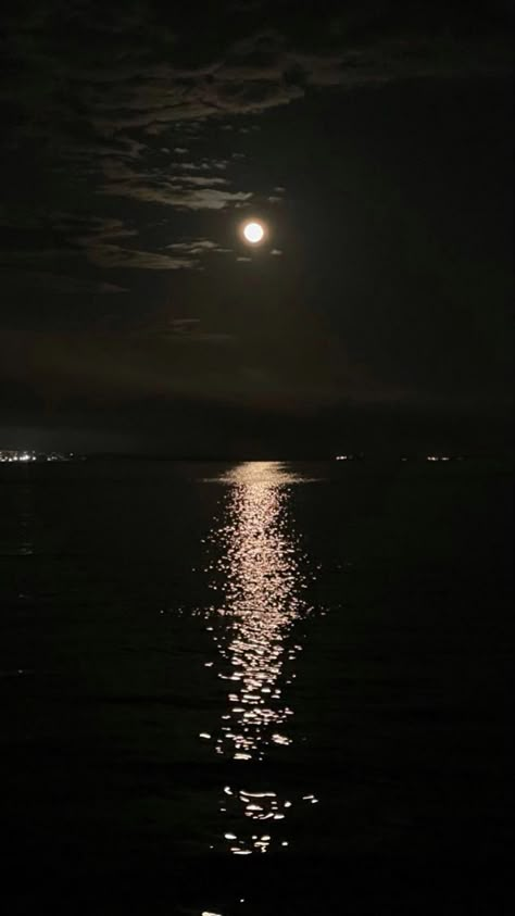 Bulan Aesthetic Night Dark, Bulan Aesthetic Night, Dark Wallpapers Aesthetic, Moon Beach, Ocean At Night, Dark Wallpapers, Beach At Night, Beach Night, Moon Pictures